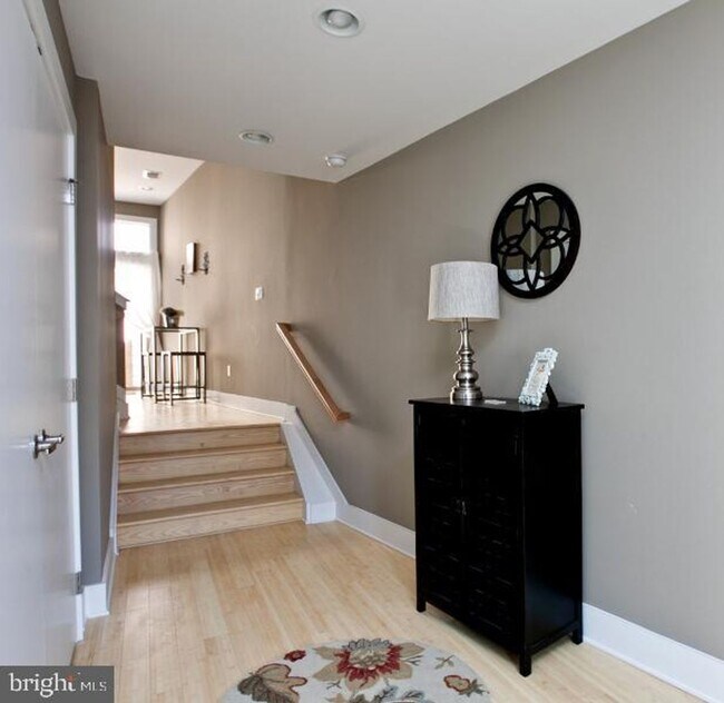 Foto del edificio - Queen Village Townhome with Parking