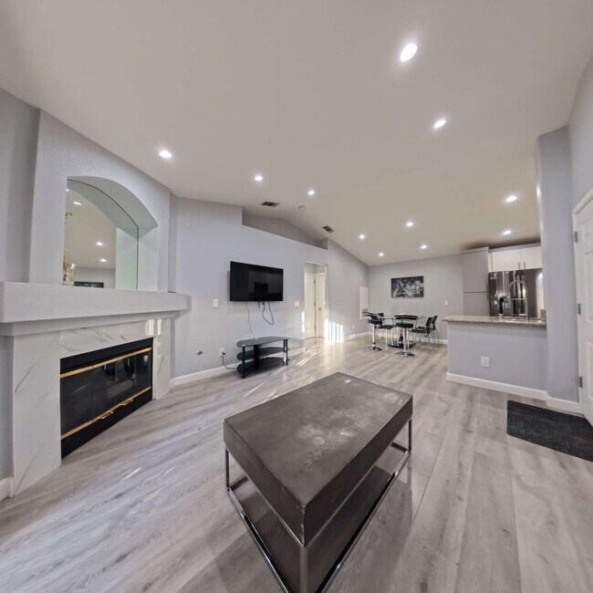 Foto del edificio - Highly Remodeled | 2nd Floor | Vaulted Ceilings