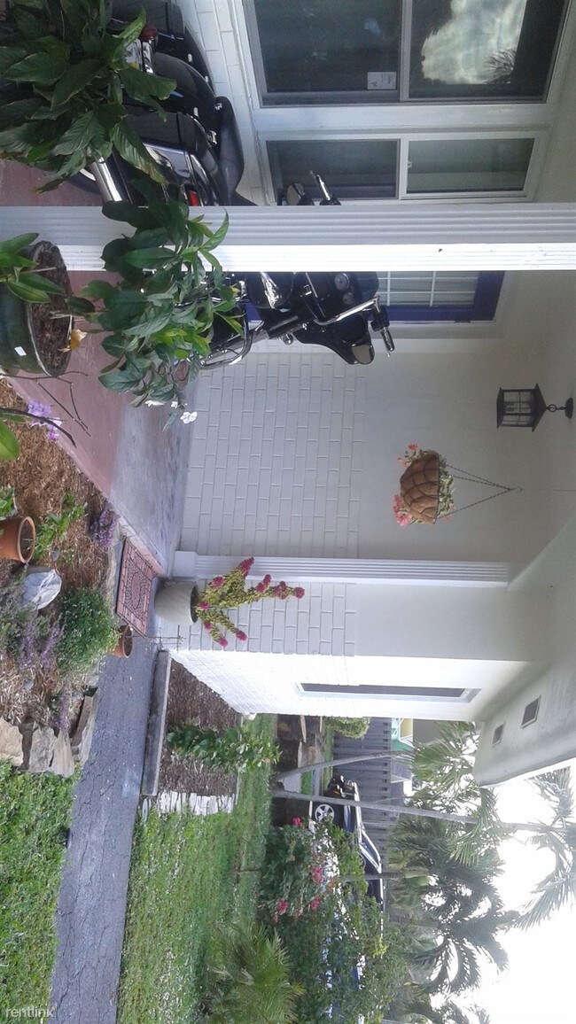 Building Photo - 2 br, 2 bath Townhome - 839 Sw 13th Street