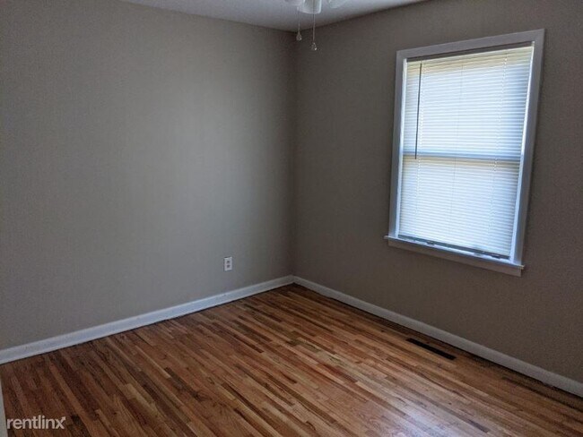 Building Photo - 4 br, 1 bath House - 1626 E 43rd St S