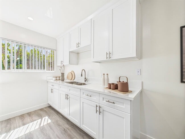 Foto del edificio - 13060 Burbank Blvd. Apartments