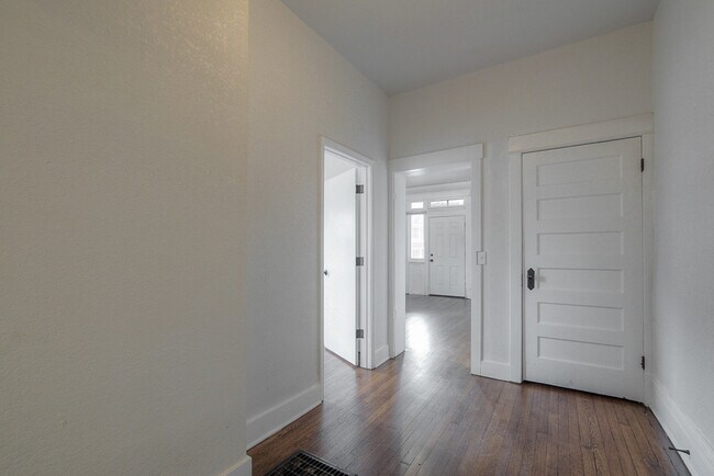 Foto del edificio - 3228 E 11th St