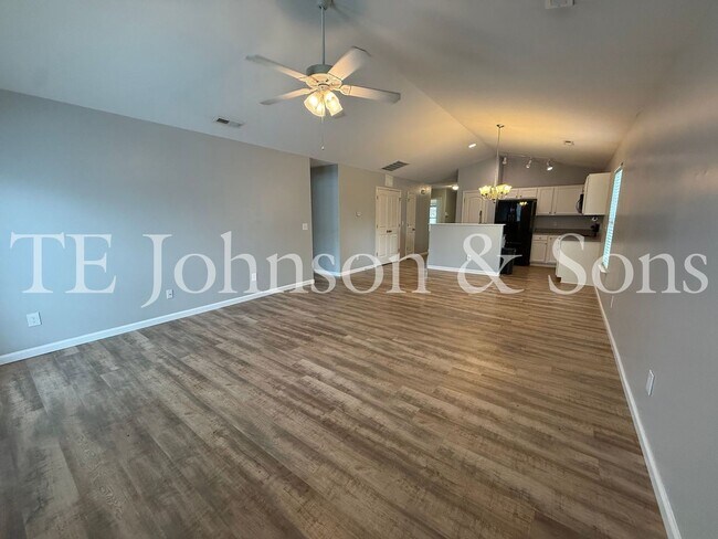 Foto del edificio - Modern Comfort with Vaulted Ceilings & Garage in Winston-Salem