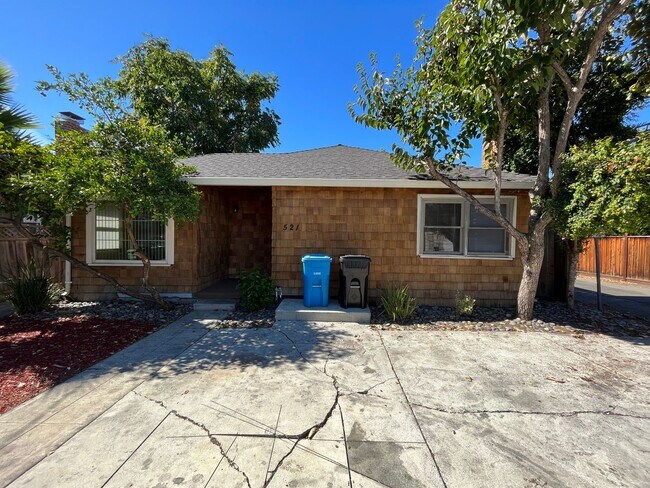 Foto del edificio - Great Student Housing.  3bd (Has been converted to 4 bedroom in past) 3bath house a block and a h...
