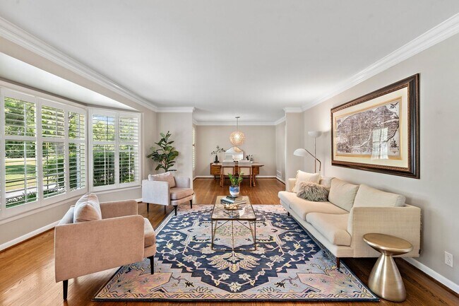 Foto del edificio - Spacious Hillwood Estate