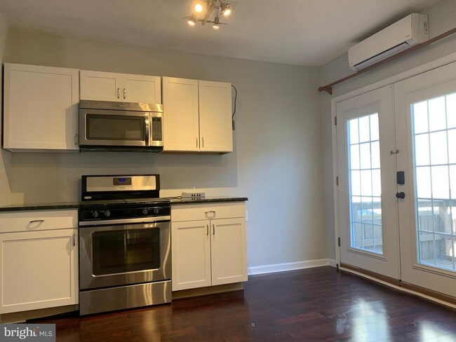 Building Photo - 848 Moyer St