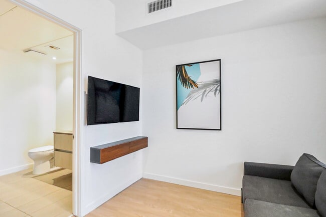 Building Photo - Concourse