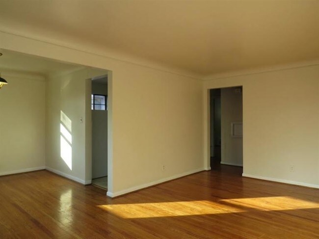 Foto del edificio - 3374 Woodford Rd