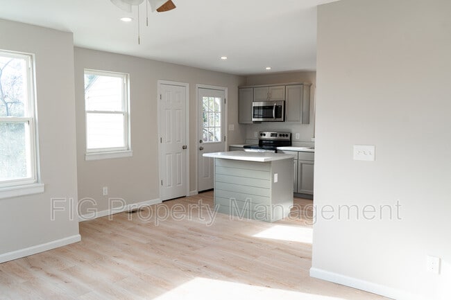 Building Photo - 607 Hillview Rd