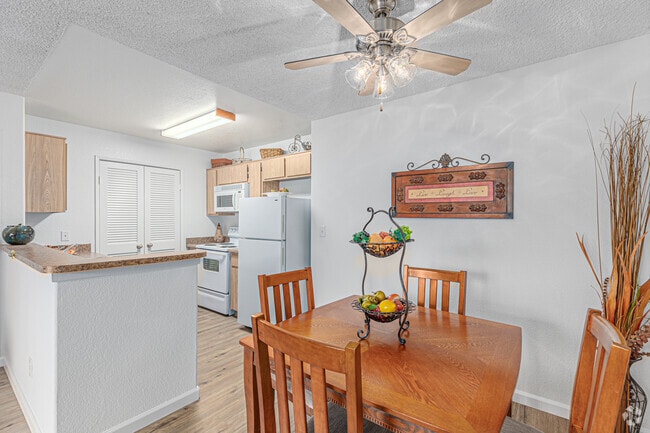 2BR, 2BA - 950SF - Dining Room - Riverview Springs