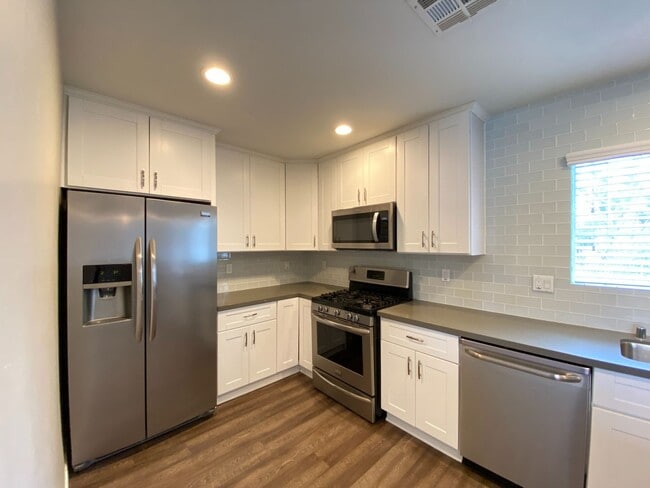 Building Photo - 5BD/2BA, Private Yard, Close to Campus!!