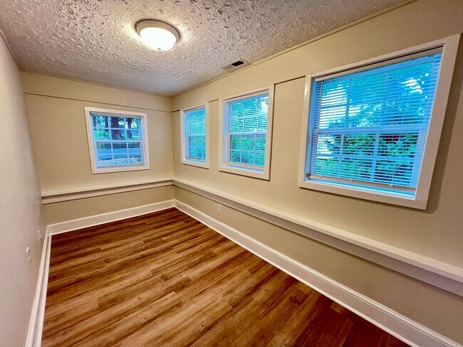 Building Photo - Classic Comfort on North Washington Street!