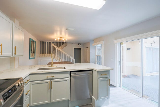 Building Photo - 10923 Chandler Dr