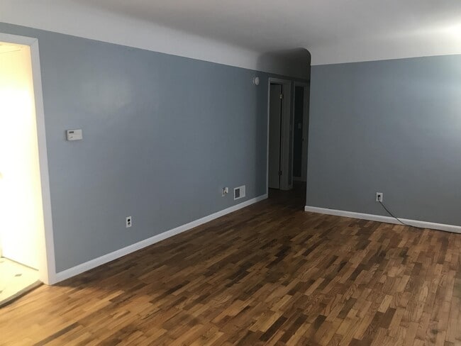 Building Photo - 576 Pinecrest St