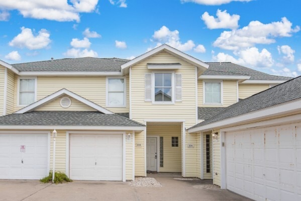 Foto principal - 15110 Leeward Dr