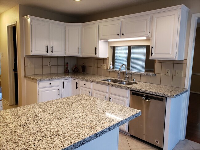 Building Photo - 14322 Village Birch St