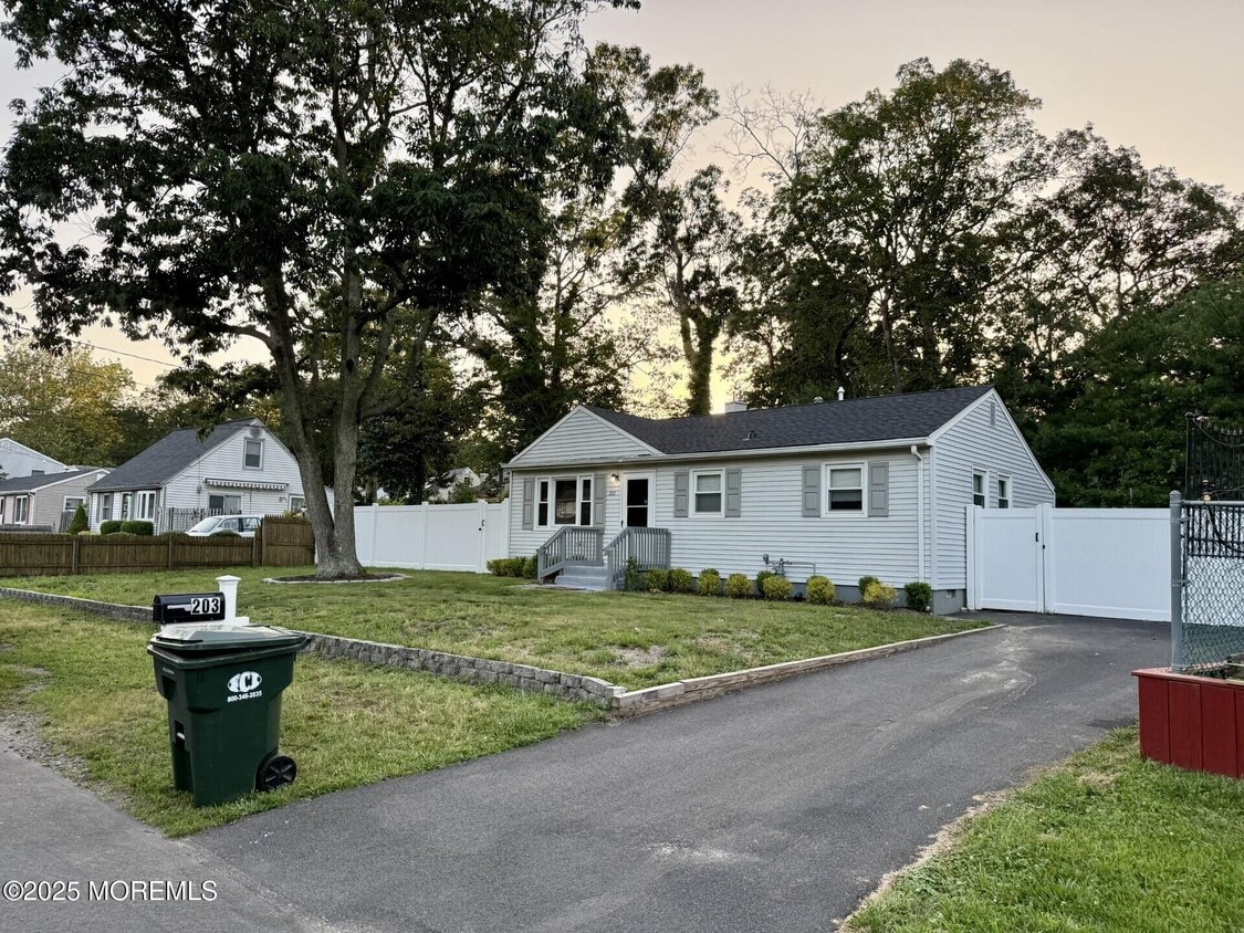 Primary Photo - 203 Sunset Ln
