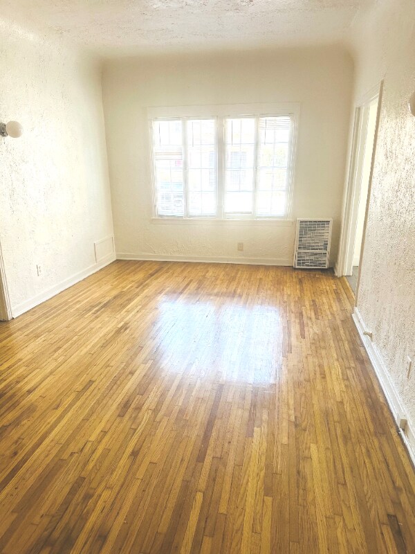 Building Photo - 556 N Oxford Ave