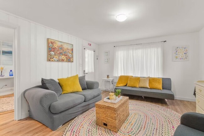 Foto del edificio - 7303 Hemlock Rd