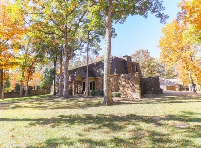 Building Photo - 2100 Paula Dr
