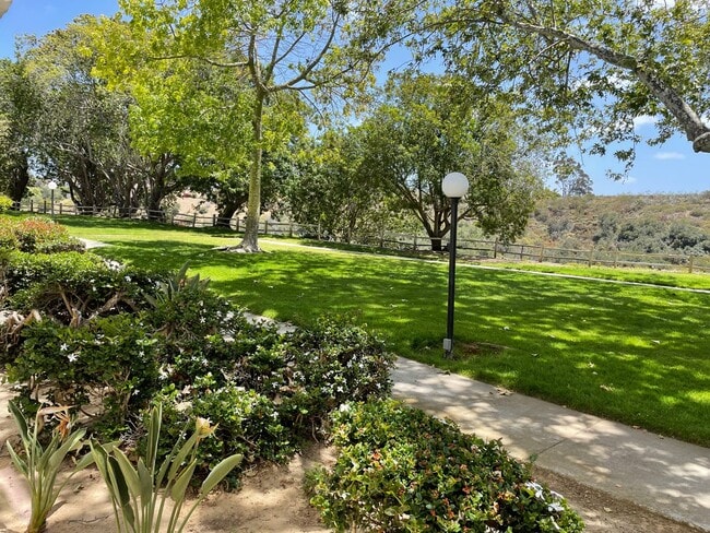 Foto del edificio - Recently remodeled Townhome in Private Com...