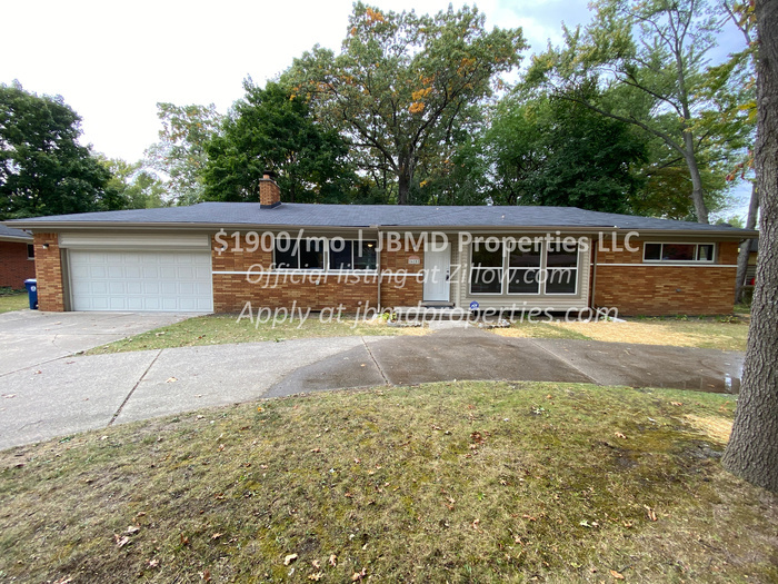 Primary Photo - Totally remodeled Open Floor Plan Huge Bri...