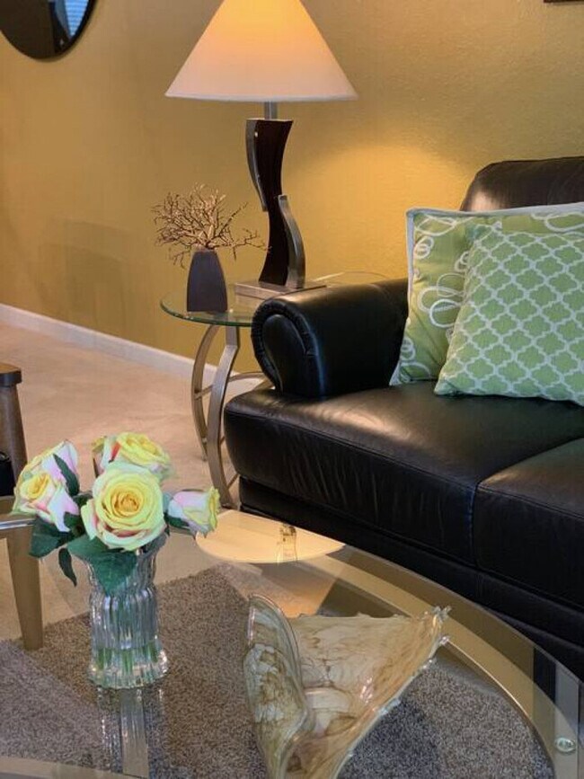 Building Photo - VC TH33 - 3 Bedroom Townhome by Universal ...