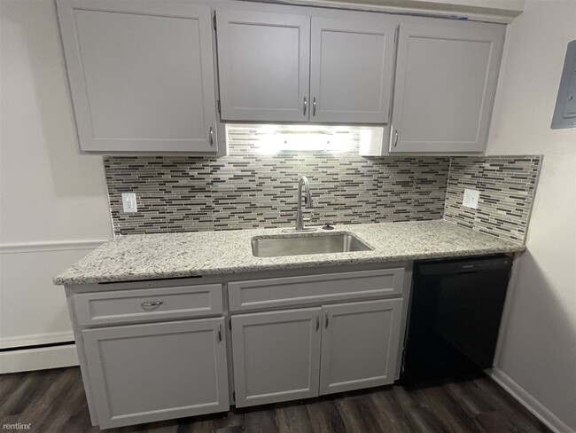 Building Photo - 2 br, 1 bath Condo - Manor Condominiums