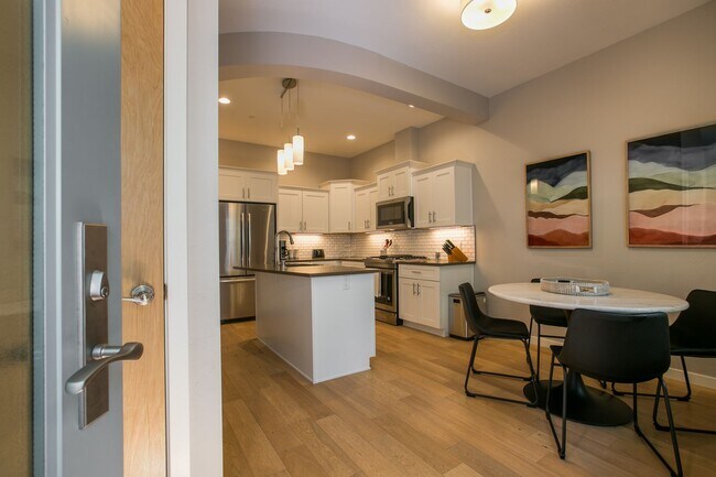 Foto del edificio - 3600 Central Ave SE