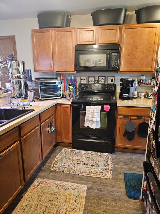 Building Photo - Beautiful 3 Bedroom 2 Bath Home in Heart o...