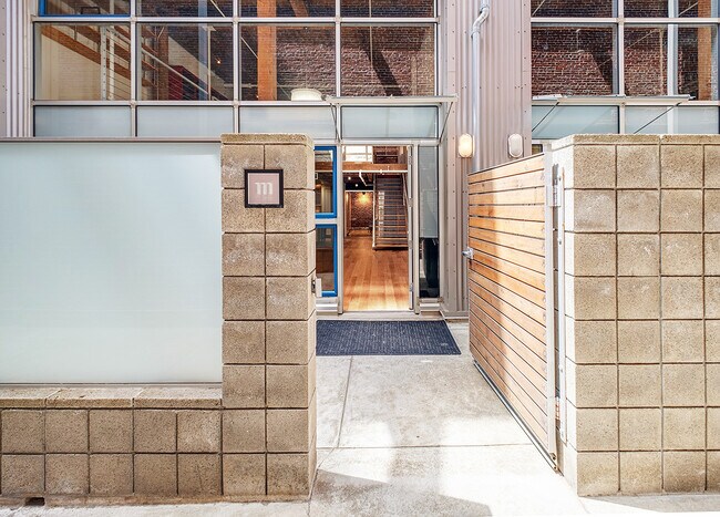 Building Photo - 650 Delancey St