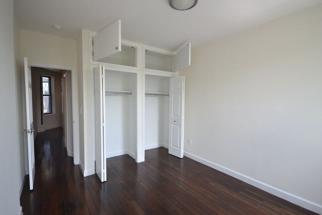 Building Photo - 141 Meserole Ave