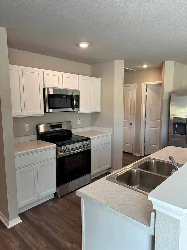 Building Photo - *Pre-leasing* NEWER Three Bedroom | Two Ba...