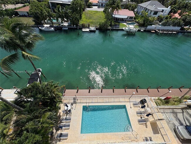 Foto del edificio - 10140 W Bay Harbor Dr