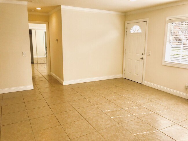 Building Photo - Ground Level Home La Jolla Village! Washer, Dryer, Parking, Upgraded Appliances! Walk to beaches!