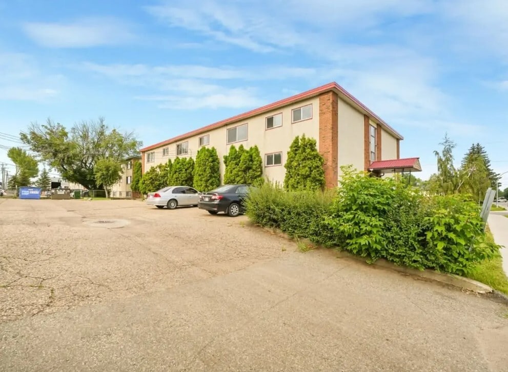 Photo du bâtiment - 9725-9130 130 Ave NW