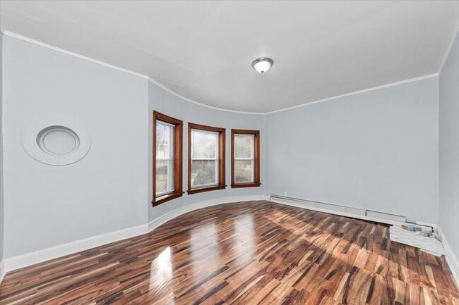 Foto del edificio - 3 bedroom in Chicago IL 60628