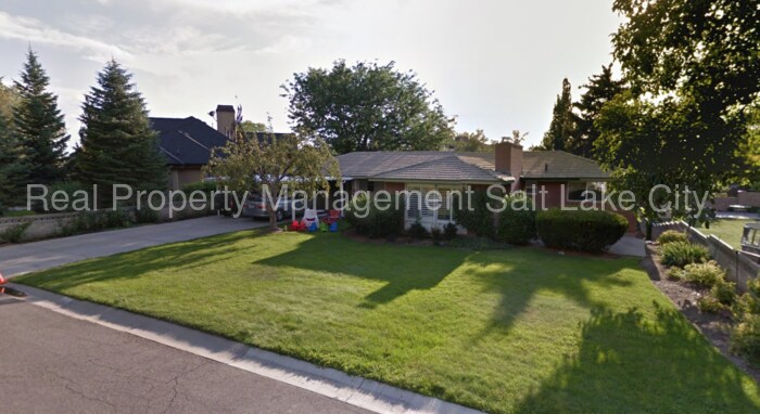 Primary Photo - Large 6 Bedroom Rambler!