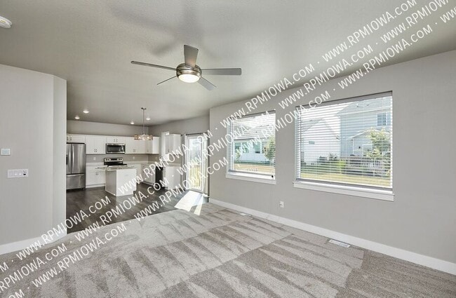 Building Photo - 670 SE Drumlin Dr