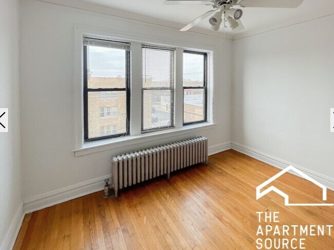 Building Photo - 2542 W Summerdale Ave