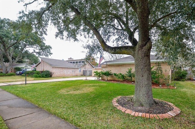 Building Photo - 15815 Boulder Oaks Dr