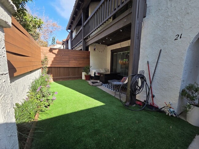 Foto del edificio - 2 Bedroom 2.5 Bath Town House in West Ventura