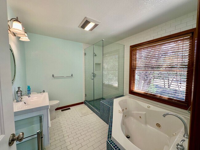 Building Photo - Stunning Running Y Ridge Home with Lake Views – Furnished or Unfurnished!