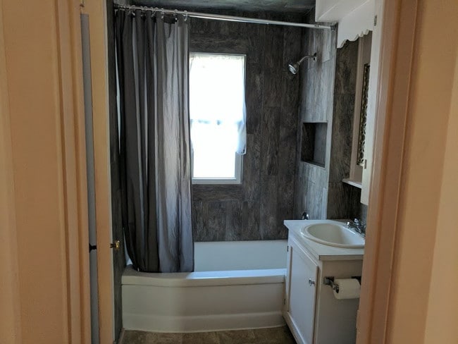 Building Photo - Garfield House Upstairs