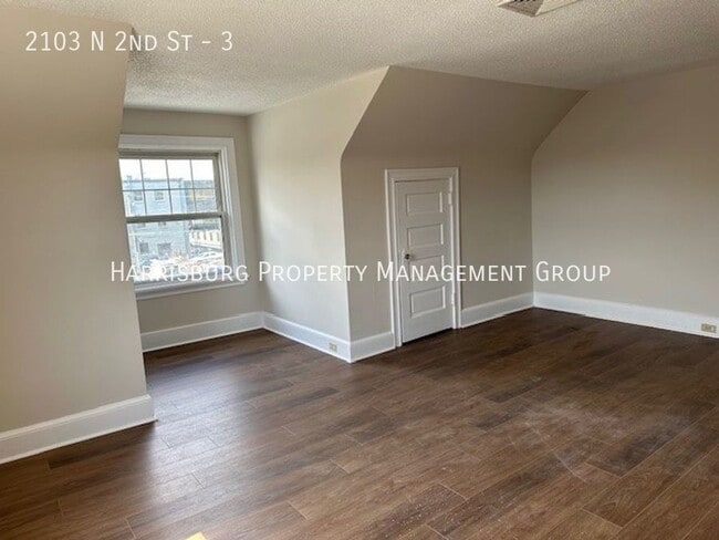 Building Photo - 1 Bedroom 1 Bath 3rd Floor Apt With Centra...
