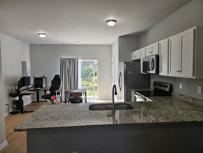 Foto del edificio - Beautiful unfurnished End unit - 2 bedroom...