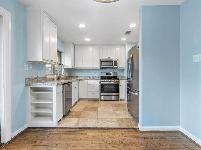 Building Photo - 1039 W 30th St