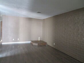 Building Photo - 2908 Valle Vista