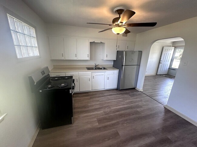 Foto del edificio - 43 Eleanor Ave