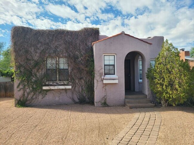Foto del edificio - **Available NOW**